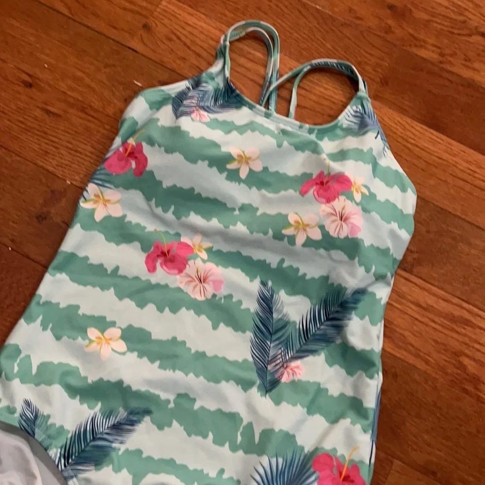 Nwot Kid’s swimsuit 13/14